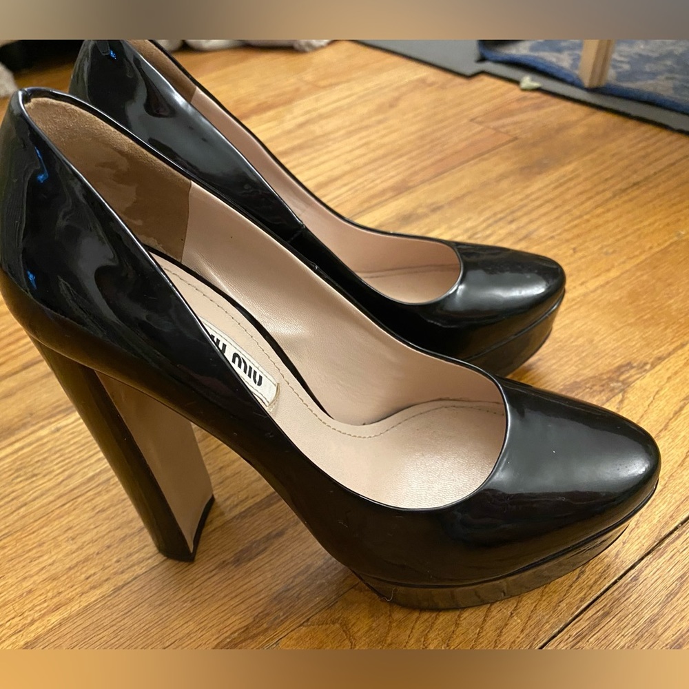 Miu Miu black patent pumps - size 6.5